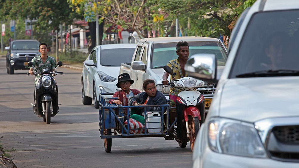 Giao thông kỳ lạ ở Lào